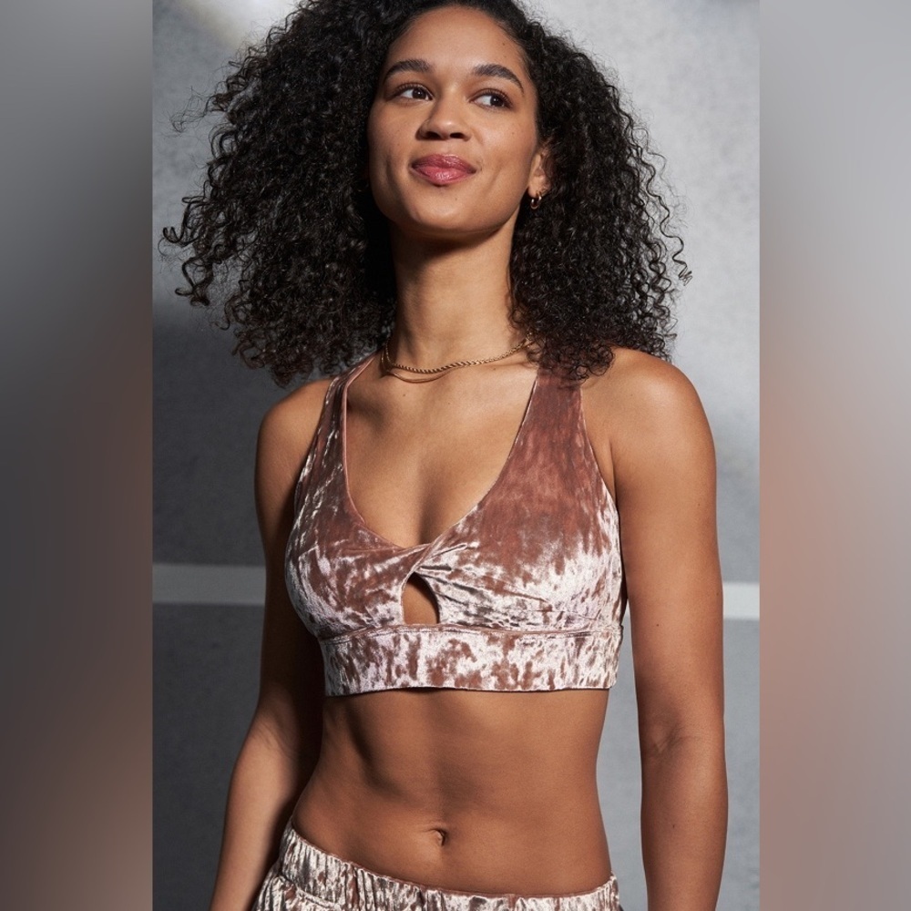 Set Fabletics Oasis Crushed Velour Twist Sports Bra and Pant Set Teddy/DustyPink